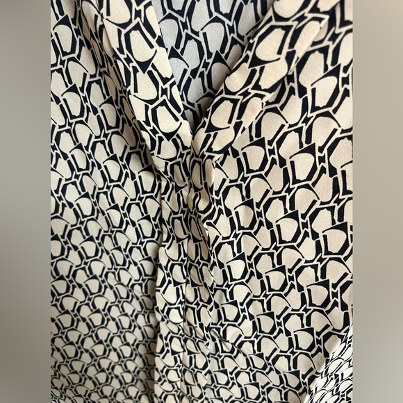 ChicGeometric Print V-neck T-shirt - Picture 4 of 4